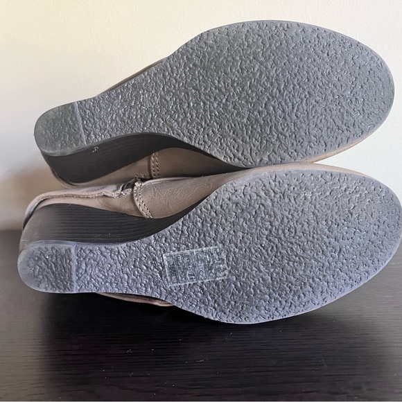 BLOWFISH Women's Wedge Ankle Boots SZ 7.5 Tan Faux Leather Buckle Detail - Picture 7 of 7